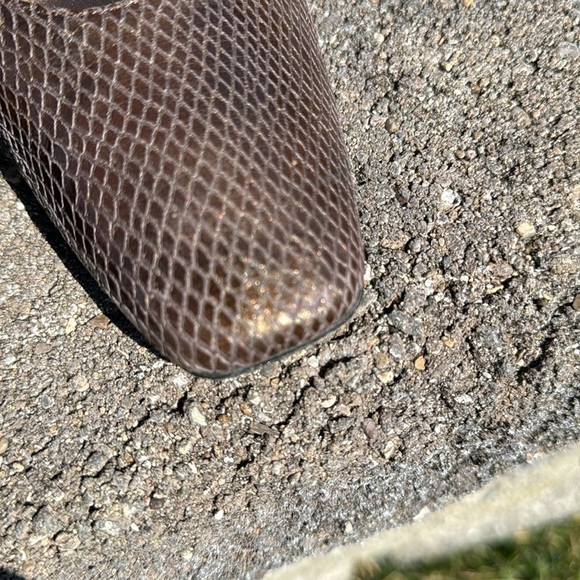 STUART WEITZMAN~BROWN/BRONZE SNAKE SKIN PUMPS~VERY GOOD CONDITION~SIZE 8.5~BR - Picture 8 of 11
